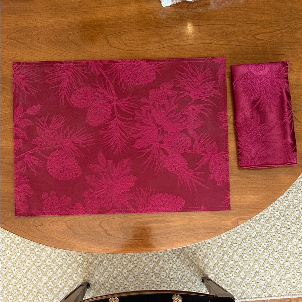 Set of 8 placemats and 8 napkins. Maroon red.
New without tags. Never used.